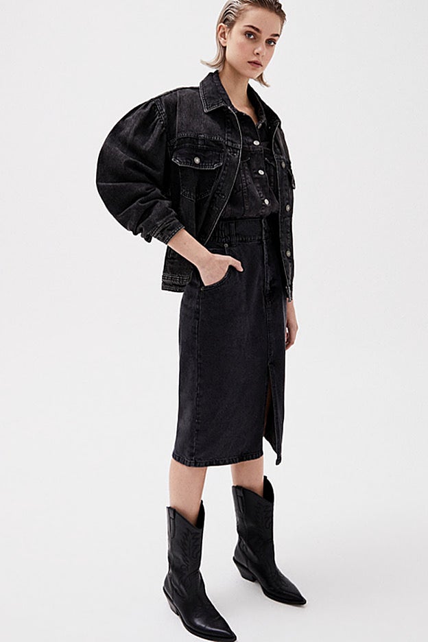 Cazadora vaquera en denim negro de Pull&Bear con las mangas abullonadas.