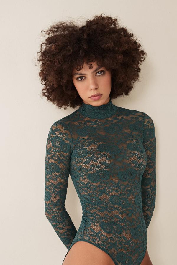 Body de encaje de flores verde con cuello perkins (15,99 euros). Disponible también en granate y negro.