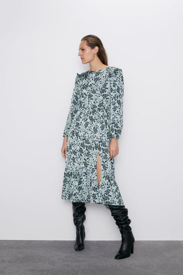 Perfecto para impresionar en una cena o una cita importante, este vestido fluido con escote de pico en la espalda y abertura a la altura de la rodilla. Está confeccionado en un azul pastel ideal con motivos en negro y tiene volante en el bajo. Es de Zara y hasta que empiecen las rebajas cuesta 39,95 euros.