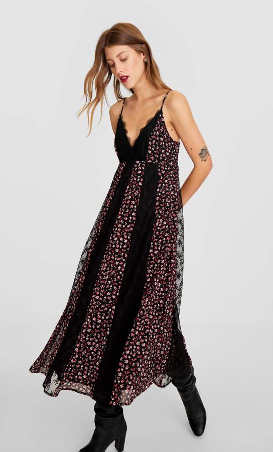 Stradivarius reinventa uno de sus vestidos veraniegos y lo combina con tul negro con motivos florales. El resultado es este vestido de tirantes con aires rockeros que cuesta 29,99 euros y está disponible entre las tallas S y L.