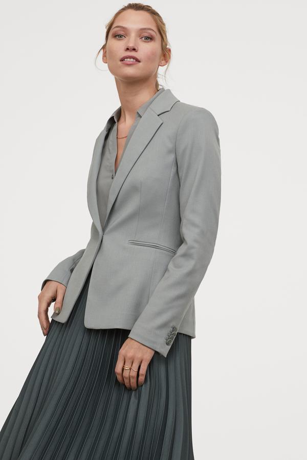 Vale, no está entre las prendas rebajadas de H&M, pero esta galería es como las propias rebajas, que al final acabas encaprichándote de algo que no tiene descuento. A nosotras nos ha pasado con esta americana que según la firma sueca es verde palo, pero vemos en gris mate. Sea cual sea su tono nos parece ideal para un montón de faldas y pantalones, cuesta 39,99 euros y está disponible en la web desde la talla 34 a la 50.