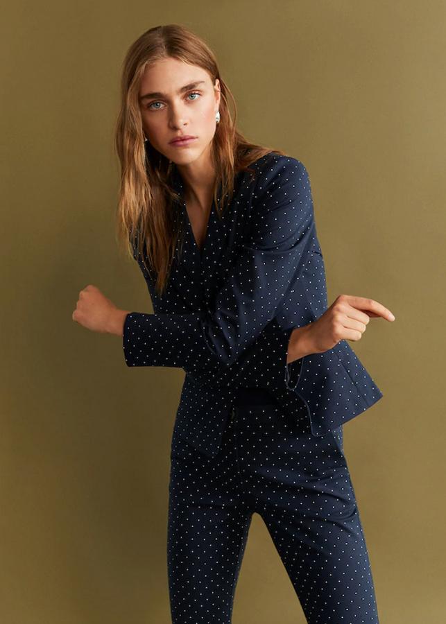 Si lo tuyo son los tonos oscuros, tan importante como el color negro es el azul marino. Y en Mango hemos encontrado esta americana con diseño de puntos blancos que le van a dar a tus outfits un toque muy elegante. De 35,99 euros ha pasado a 35,99 y está disponible entre las tallas 34 y 40.