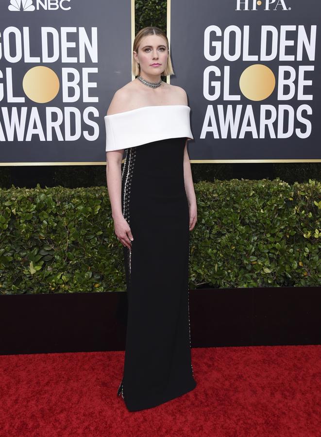 Greta Gerwig, la directora de Mujercitas escogió un vestido negro con los hombros caídos y franja en blanco. Tiene bordados brillantes en la apertura del lado izquierdo y es de Proenza Shouler.