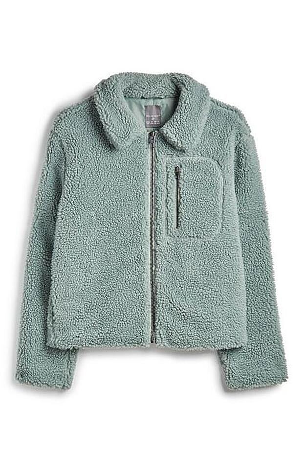 La alternativa de Primark a la chaqueta azul cielo de Alexandra Pereira.