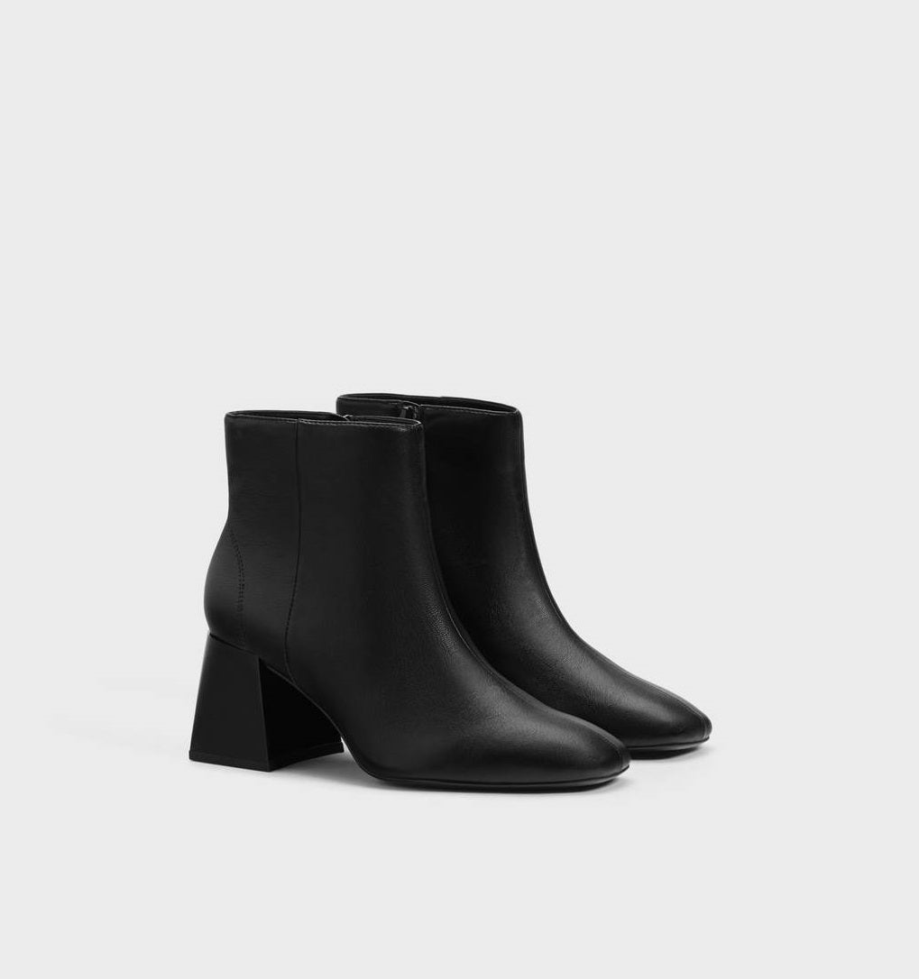 Botines negros de tacón cuadrado de Bershka. Un básico imprescindible para combinar con cualquier prenda (19,99 euros).