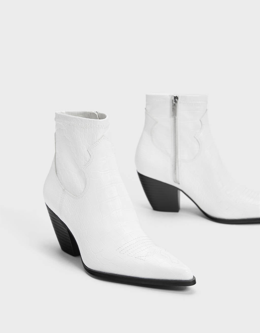 Un must de esta temporada: botines blancos tipo cow boy de Bershka. (29,99 euros).