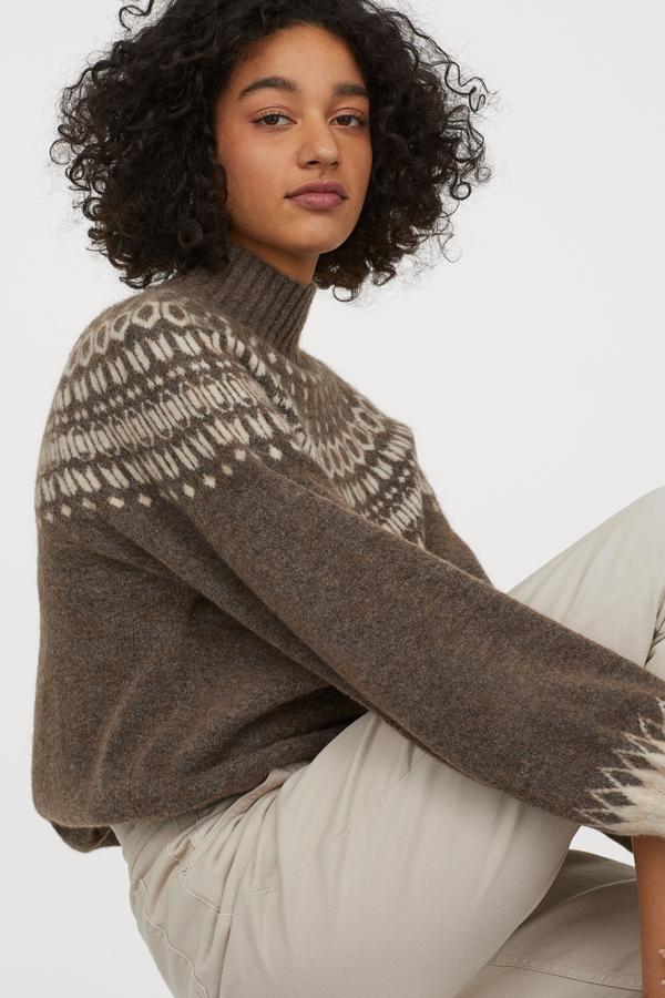 Este de H&M es en color topo con una ligera greca en blanco en cuello y mangas. Tiene el cuello vuelto y es de nueva colección (39,99 euros).