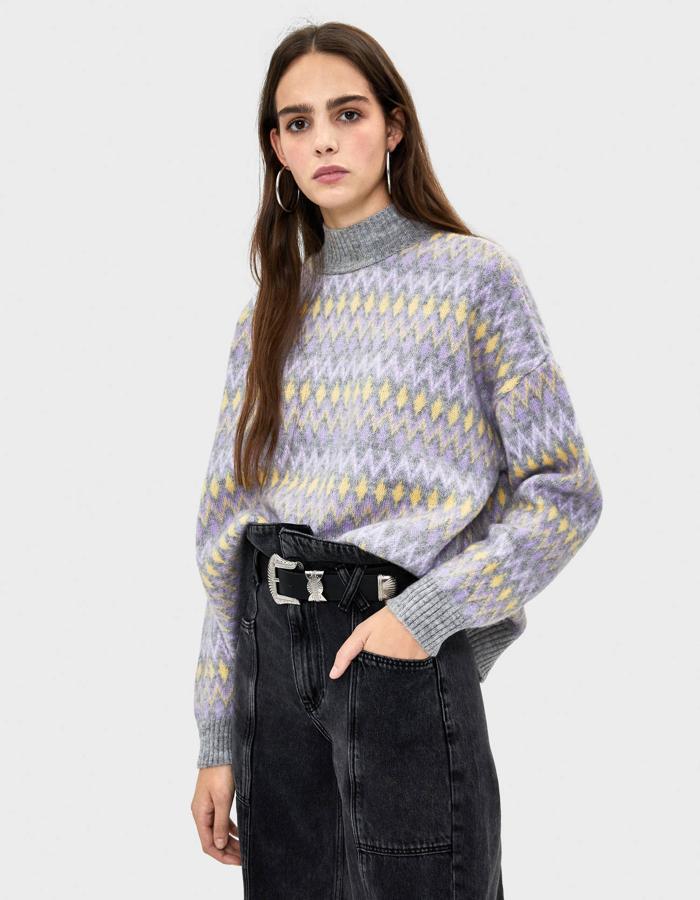 En Bershka han apostado por los tonos pastel con este modelo en lila ( el color del momento ) y amarillo. Tiene el cuello vuelto y es de corte oversize (17,99 euros en las rebajas, antes 25,99).