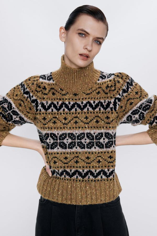 En el buque insignia de Inditex son expertos en este tipo de jerséis. Esta versión es la de punto más grueso, de cuello vuelto y en tonos mostaza. Está rebajado, costaba 39,95 y se ha quedado en 29,99 euros.