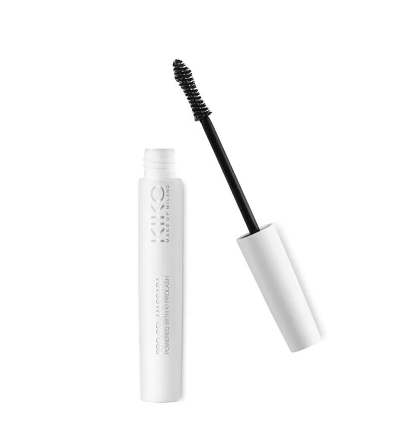 Gracias a la resina filmógena especial, acentúa tu mirada de forma natural, modelando las pestañas y dejándolas flexibles, largas y muy brillantes. Su fórmula ligera a base de aceite de ricino y de almendras dulces envuelve las pestañas y las reviste una a una, sin pegarlas ni secarlas. (7,49 €).