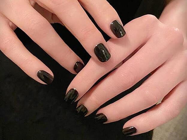 Charlize Theron optó por un esmaltado clásico que nunca falla: el negro.