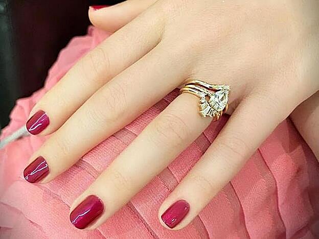 Margot Robbie lució unas uñas con dos tonos de rojo fantásticas.