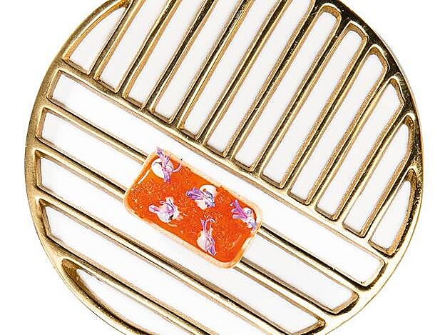 Quiche Lorraine de puerrosasados, creme fraiché y esferas de huevas de salmón asadas, de La Salita.