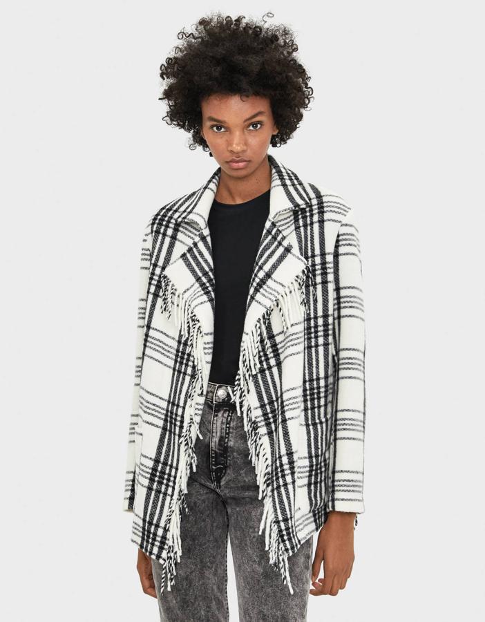 Esta chaqueta de cuadros y flecos la puedes llevar como blazer debajo del abrigo o sin nada cuando llegue la primavera. Una compra muy versátil que costaba 39,99 y se ha quedado en 29,99 euros.