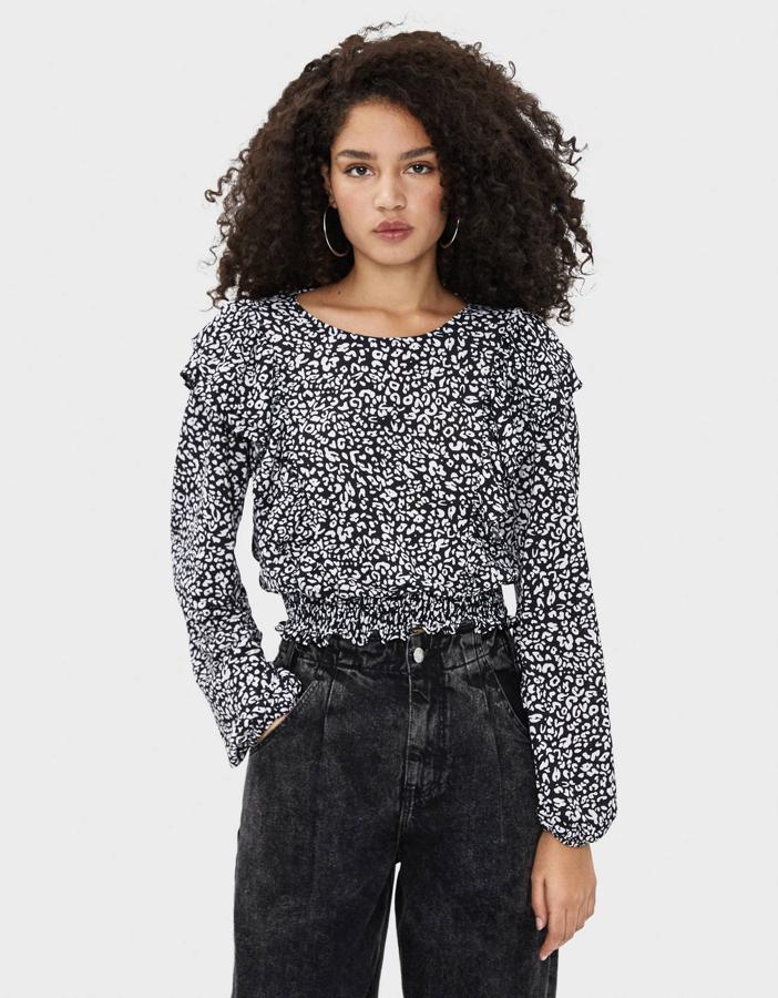 A estas alturas todas tenemos una blusa de leopardo en el armario. Y si no la tienes, esta es tu oportunidad: este modelo de Bershka cuesta solo 9,99 euros (y estaba a 15,99 euros).