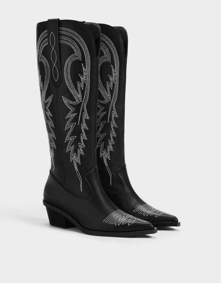Si a estas alturas de la temporada no tienes, al menos, unas botas de cowboy... mal vamos. Hazte con unas en Bershka porque la rebaja es maravillosa: costaban 79,99 y se han quedado en 39,99 euros.