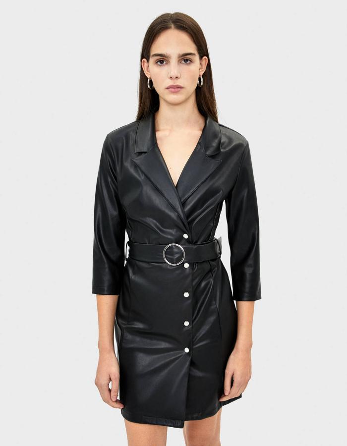 El efecto piel ha arrasado antes de las rebajas... y lo va a seguir haciendo después. Es tu oportunidad para hacerte con una prenda de este tejido y este vestido se ha quedado, gracias al descuento, en 25,99 euros de los 35,99 que costaba. ¡Aprovecha!