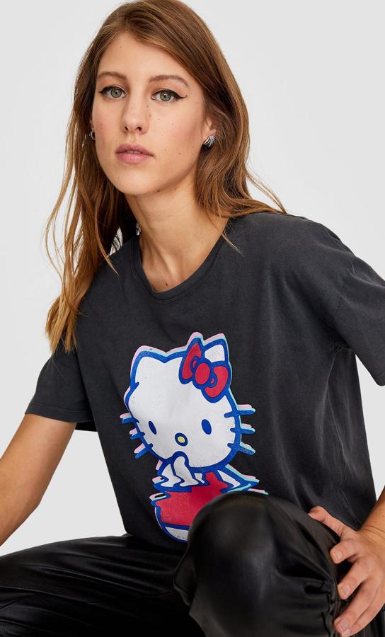 Camiseta de manga corta gris con estampado de Hello Kitty (5,99 euros).
