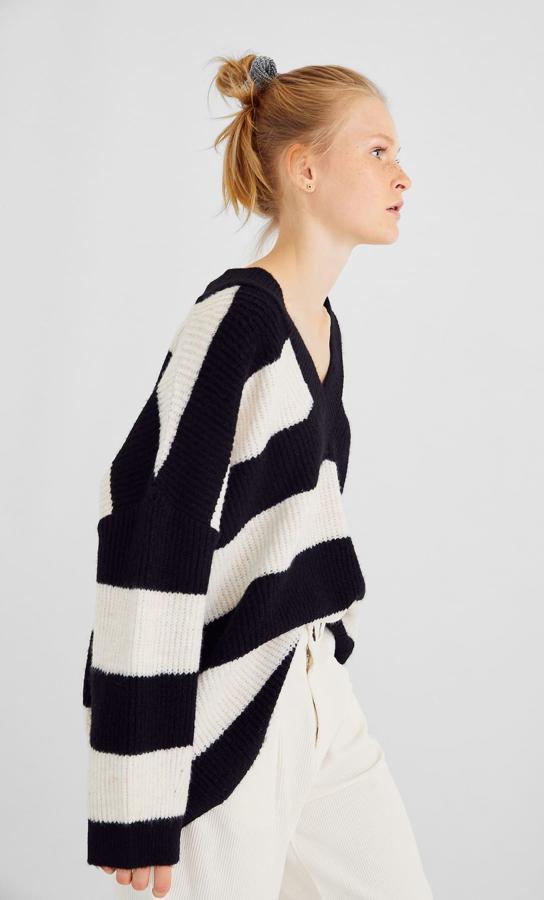 Jersey de pico de rayas negro y blanco (15,99 euros).