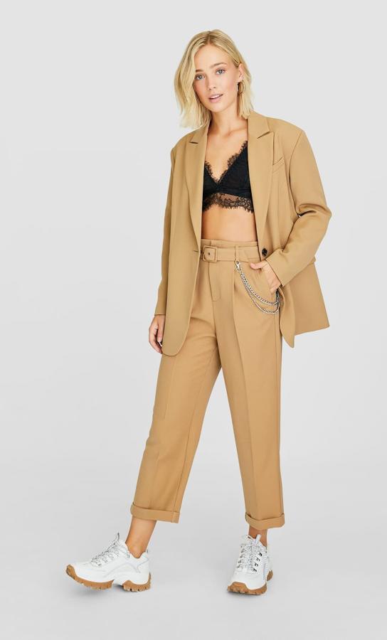 Pantalón cargo con cadenas en color camel (19,99 euros).