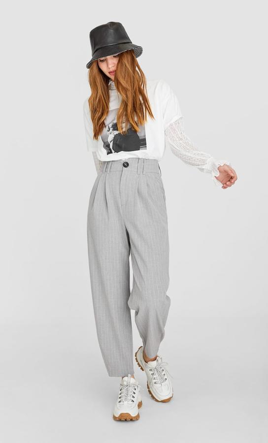 Pantalón slouchy tailoring de rayas gris (15,99 euros).