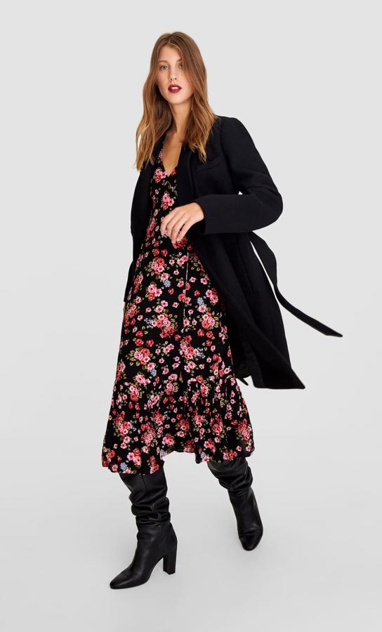 Vestido midi de flores (15,99 euros).