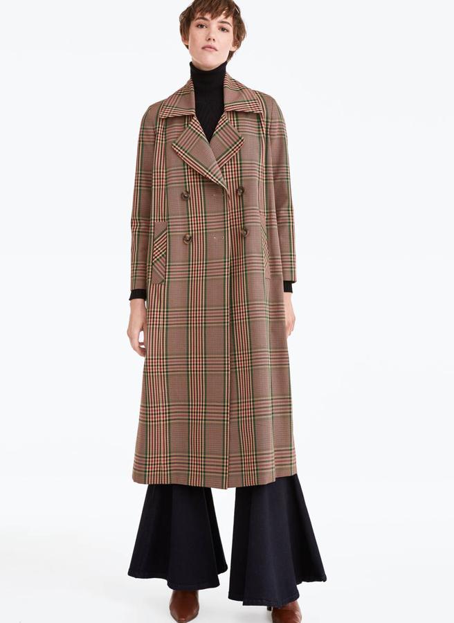 Gabardina larga con estampado de cuadros. Es un diseño de manga larga con solapa cruzada que lleva aberturas laterales y cierra mediante botones. La rebaja es sustancial: de 229 euros a 129 euros.