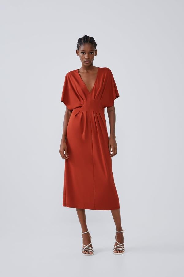 Más sencillo y favorecedor, imposible. Este vestido midi tiene unas pinzas estratégicas en la cintura que disimulan tripa (y nos viene fenomenal ahora que ya han pasado los excesos de la Navidad). En las rebajas de invierno de Zara pasa de 29.95 a 12.99 euros.