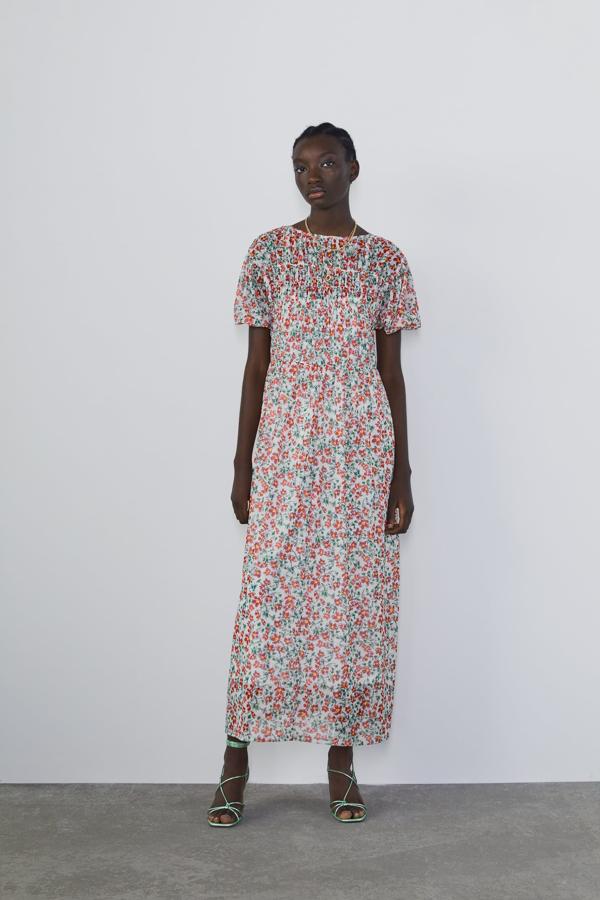 Este vestido de gasa con estampado floral te lo podrás poner los 365 días al año, y pasa en las rebajas de invierno de Zara de 22.95 a 12.99 euros.