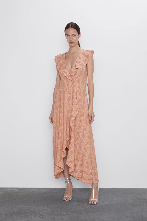 Con una favorecedora silueta wrap, escote en uve con volante y un color súper fácil de combinar, este vestido nos parece un buen candidato para un look de invitada de primavera. ¿Su precio? Pasa en las rebajas de Zara de 25.95 a 15.99 euros.