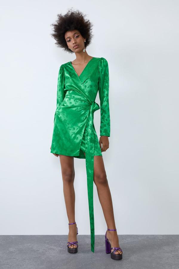 Para las que se resisten a olvidarse de los looks de fiesta después de Nochevieja, este minivestido de satén verde te convertirá en la reina de la noche por 15.99 euros (antes de las rebajas de Zara, 25.95 euros).