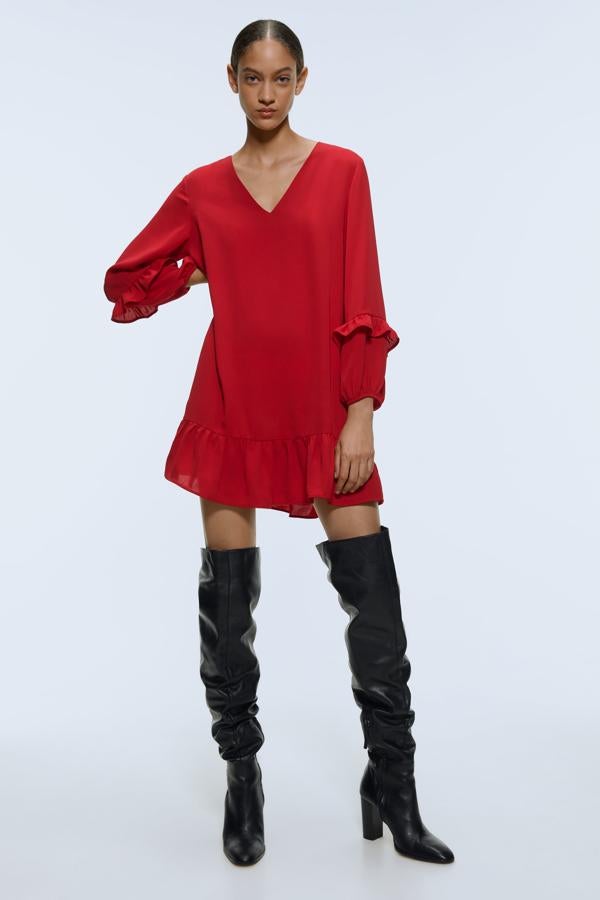 Un básico que nunca falla: este mini vestido rojo con volantes que pasa de 25.95 a 19.99 euros en las rebajas de invierno de Zara.