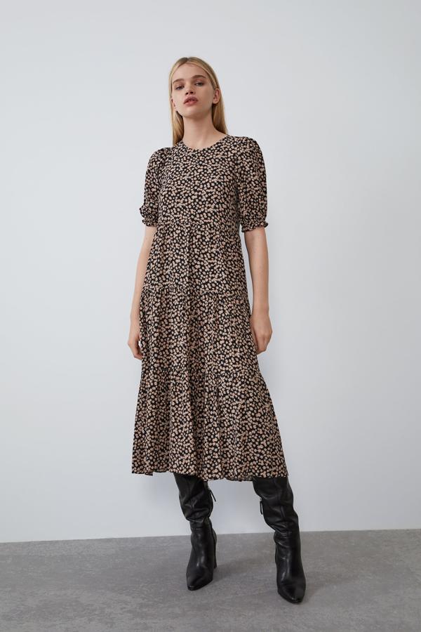 Estamos románticas este invierno, sí, pero es que este vestido midi con estampado floral nos parece súper práctico y perfecto para casi todo... ¡todo el año! Pasa de de 29.95 a 19.99 euros en las rebajas de Zara.