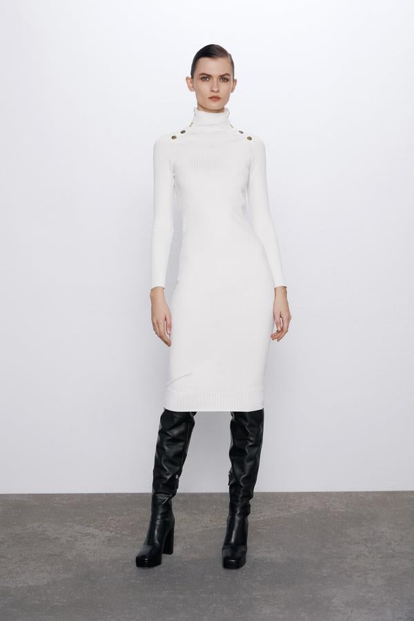 ¿Quieres presumir de tipazo este invierno? Pues este vestido midi de canalé blanco con cuello cisne y detalle de botones en los hombros es perfecto. Pasa de 29.95 a 19.99 euros en las rebajas de Zara.