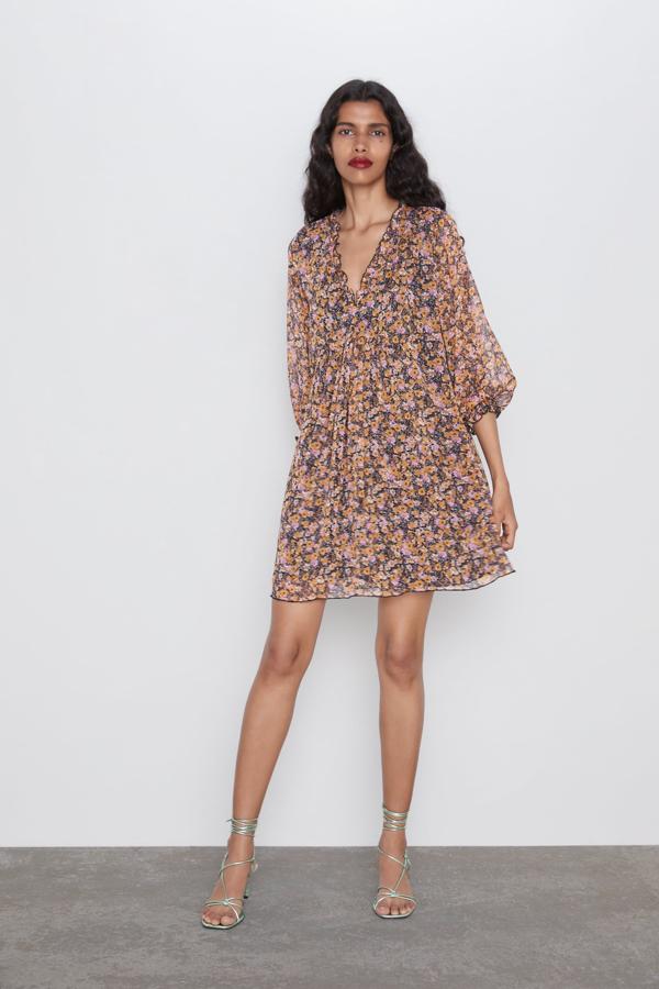 Otra idea súper romántica para nuestro armario: este minivestido de gasa con estampado floral de las rebajas de invierno de Zara, que pasa de 29.95 a 19.99 euros.