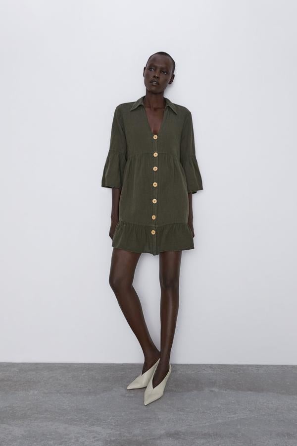 Este minivestido camisero en verde militar de las rebajas de invierno de Zara pasa de 29.95 a 19.99 euros, y se convertirá en ese comodín que uses cada vez que no sepas qué ponerte.