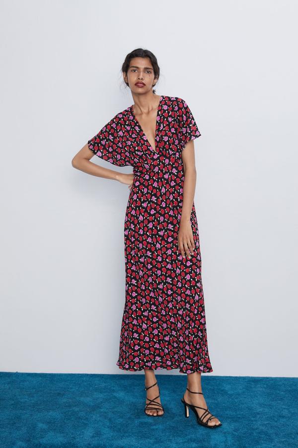 Este vestido midi con estampado floral y escote en uve pasó por los Special Price y ahora llega a las rebajas de invierno de Zara con un precio que pasa de 39.95 a 12.99 euros.