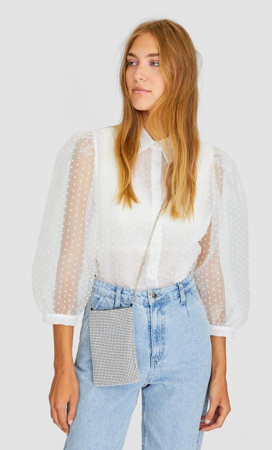 Sencillo, fácil de llevar y con aires noventeros. Así es este bolso de malla metálica de Stradivarius que antes costaba 12,99 y se ha quedado en 7,99 euros.