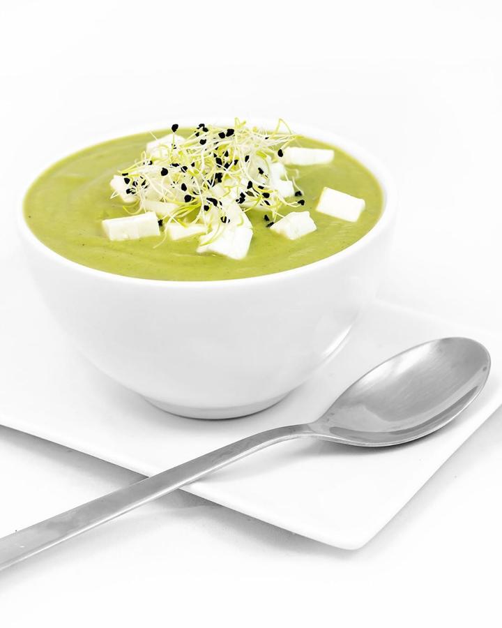 Ingredientes para 4:1 puerro o 2 si son pequeños2-3 calabacines3/4 l aguaSal4 cs AOVEPreparación:-Rehogar el puerro cortado en trozos medianos en 4Cs de AOVE (10-15min)-Cuando tenga un poco de color añadir los 2-3 calabacines en rodajas, con o sin piel según como quieras que sea blanca o verde.-Añadir 3/4 de litro de agua con sal y dejar hervir 30 min a fuego medio. Pasado ese tiempo batir enérgicamente en robot de cocina hasta conseguir una crema suave y cremosa.-Antes de servir añadir un chorrito de AOVE por encima y cebollino picado en cada cuenco.-Se puede tomar fria o caliente segúnlos gustos y la temporada.-Opcional añadir tacos de queso fresco de cabra por encima.