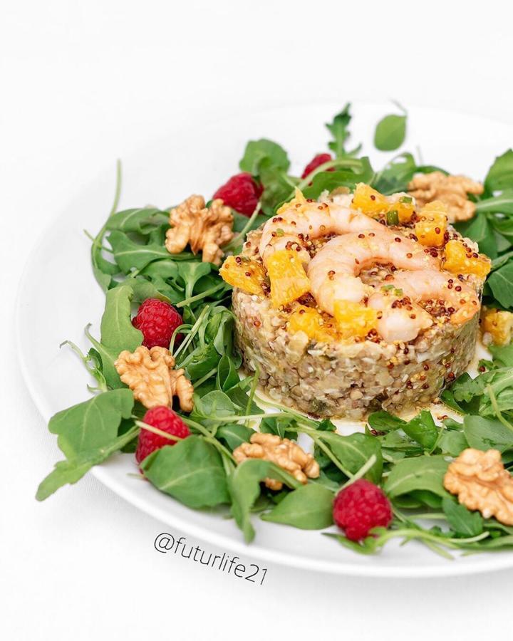 Ingredientes:1 taza de trigo sarraceno (200ml de taza)300 g de langostinos cocidos1 cebolleta o cebolla roja mediana10-15 Pepinillos en vinagreUna cucharada de Alcaparras1Cs Mostaza de Dijon ( al gusto)1cs Mostaza a la antigua en grano ( al gusto)2 huevos durosTabasco (opcional)Aceite de oliva virgen Extra (AOVE)SalPara la Vinagreta:2 naranjasZumo de 1 limón1 Cs Mostaza en grano2-3 Cs AOVEAcompañamiento:Ensalada: Rúcula, frambuesas, nuecesPreparación:-Lavar el trigo sarraceno en un bol y escurrir. Poner el trigo sarraceno en una olla sin AOVE, cuando empiece a tostarse añadir el doble de agua o caldo. Cuando hierva bajar a fuego medio, tapar cocer durante 15 min, apagar el fuego y dejar enfriar sin destapar.-Picar los langostinos (reservar algunos enteros para decorar), las alcaparras, los pepinillos, la cebolleta y los huevos duros.-Mezclar con movimientos envolventes hasta formar una mezcla homogénea, añadir 1 Cs de AOVE, el tabasco al gusto y rectificar de sal y pimienta.Para la ensalada:-Vinagreta de naranja y mostaza: cortar dos naranja en daditos y añadir el AOVE, la mostaza, el zumo de 1 limón, rectificar de sal si fuera necesario.Presentación:En una fuente mezclar la rúcula, los arándanos, las nueces y en el centro con un aro montar el Tartar de trigo sarraceno. Decorar con langostinos. Servir del tiempo. Acompañar con la vinagreta de naranja..