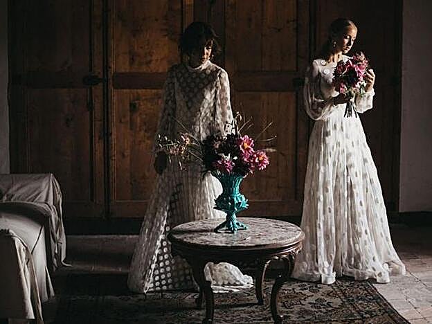 Ambos vestidos en el catálogo de la firma.