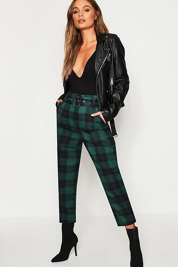 Los pantalones de cuadros que lleva Laura Matamoros son de Boohoo.