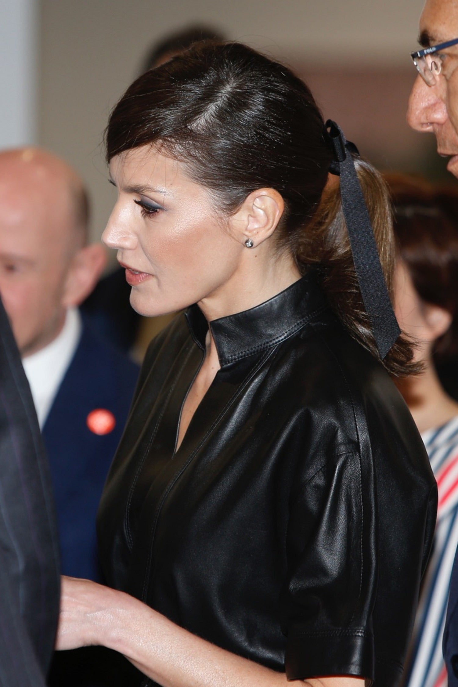 Otro de sus looks de pelo más aplaudidos fue esta coleta baja adornada con un lazo negro para su visita en la feria de arte ARCO el pasado mes de febrero. Casi un año después, seguimos recordando este peinado tan sofisticado y tan fácil de hacer con el que sorprendió Letizia.