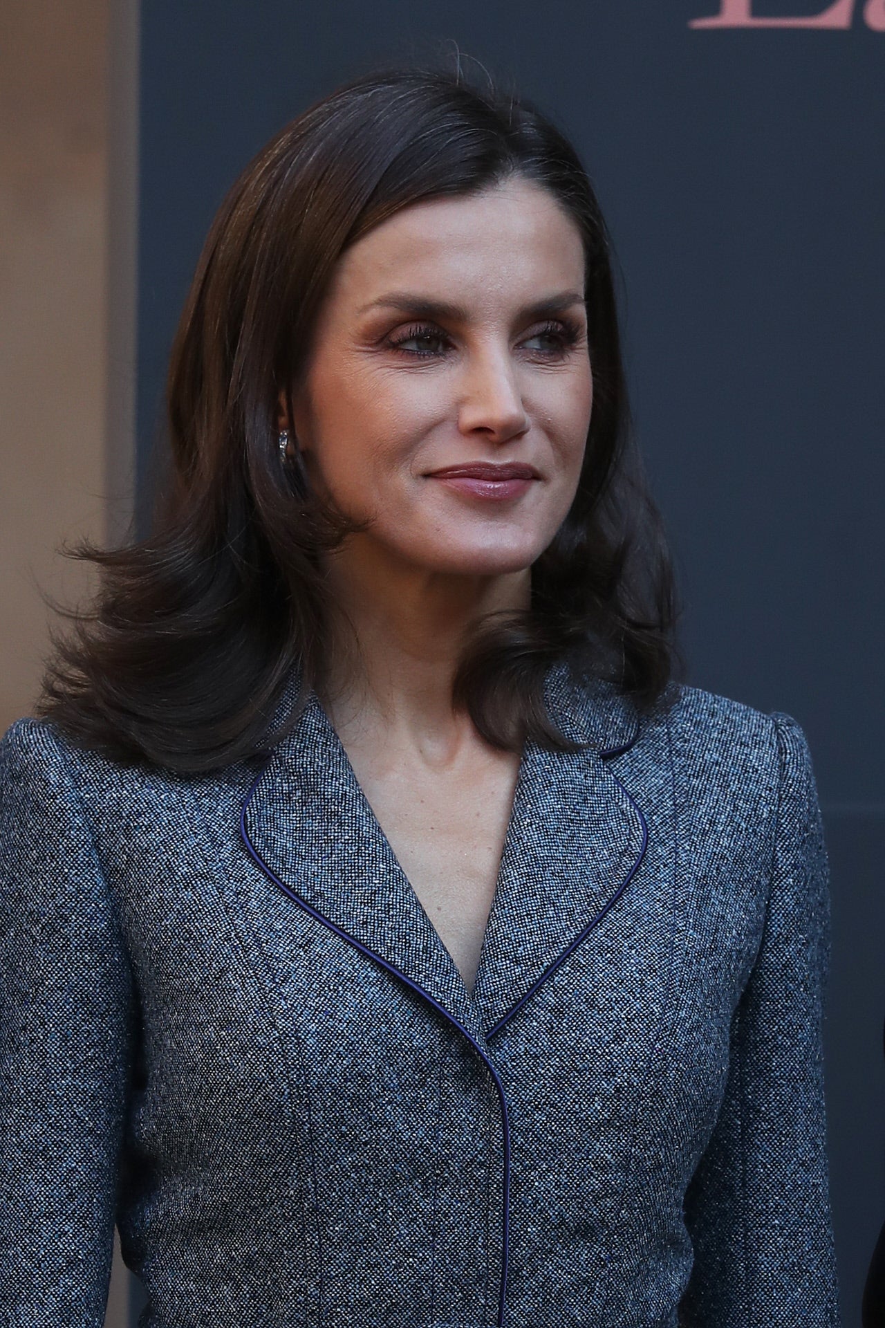 Nos declaramos fans del corte capeado de la Reina Letizia y no solo porque algunas famosas como Selena Gómez lo hayan convertido en tendencia este 2020, si no porque es ideal para dar volumen al cabello fino.