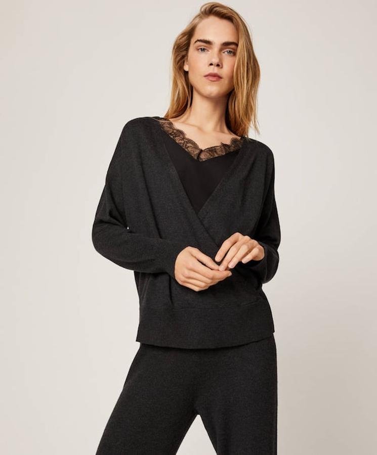 Jersey cruzado en color gris con puntilla negra en el escote (25,99 euros).