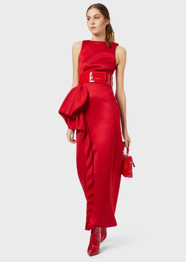 El rojo siempre es un acierto, y el detalle de volante vertical de este vestido de Armani, un plus que te convertirá en la invitada perfecta en tu próxima boda. Está de rebajas y pasa de 770 a 462 euros.