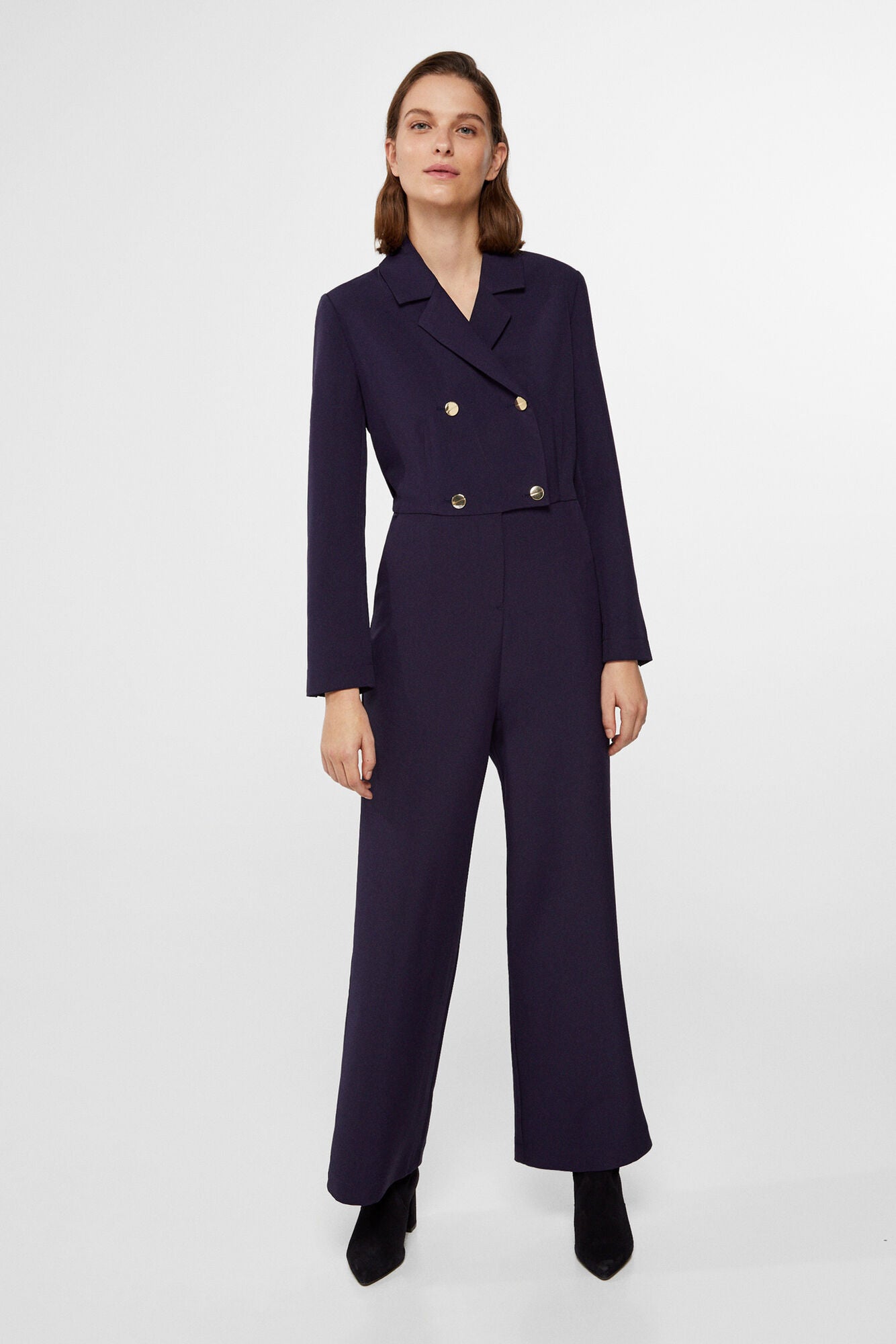 Para terminar, un no vestido. Pero es que no hemos podido resistirnos al potencial como look de invitada de este mono de Cortefiel, que en rebajas pasa de 99.95 a 39.9 euros.