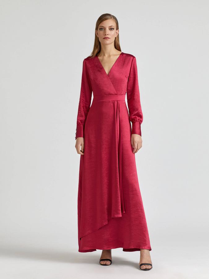 En las rebajas de Javier Simorra hemos encontrado este vestido de satén color fresa súper favorecedor y fácil de combinar. ¿Su precio? Pasa de 198 a 128 euros.