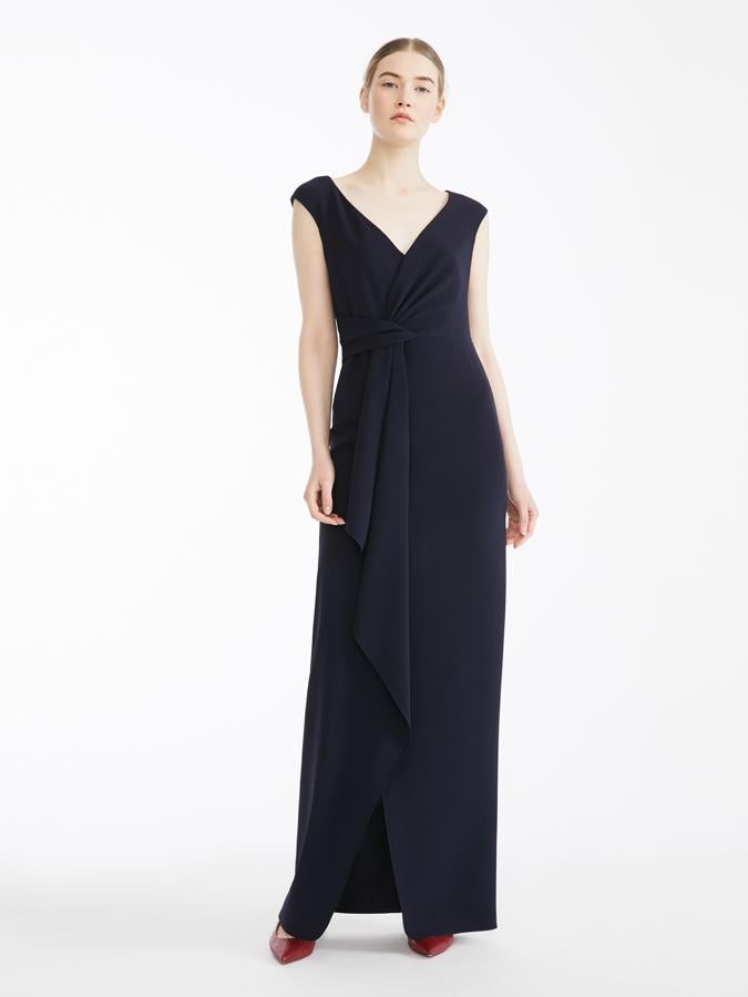 El minimalismo es el punto fuerte de este delicado vestido de invitada azul noche de Max Mara, que pasa en las rebajas de 479 a 287 euros.
