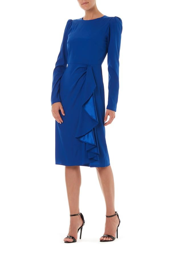 Otro diseño minimalista y muy favorecedor es este que encontramos en las rebajas de Parosh, y que pasa de 568 a 397 euros.